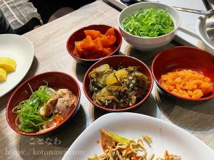 日本酒にあうアテの数々が贅沢に並べられている