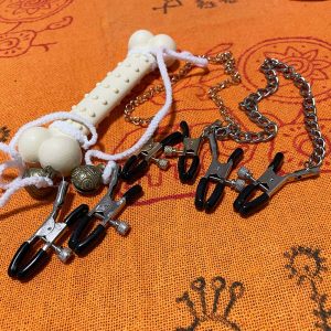 女性の乳首への痛烈な刺激と快感を