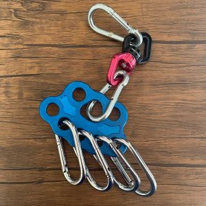 人間をぶら下げても強度にまったく不安の無いカラビナ&リギングプレート