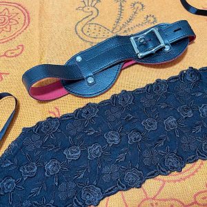 ベルトで締め付け力の調整が出来るアイマスクと、レース柄で遮光性は無いが見た目おしゃれなアイマスク