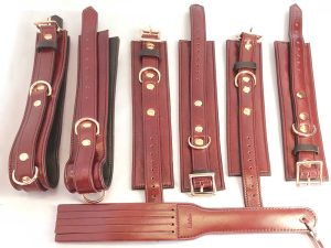 リーベレーゼのワインレッドの拘束具、手枷、足枷、太腿枷、パドル