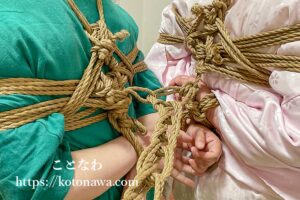 先輩さんと後輩さんを連縛。重ね合わせる手先と縄と。