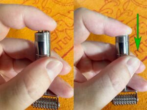 スプリング機能付き。押し込むと上下にスプリングし、過度な圧を防ぎます。