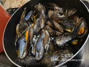 ムール貝の白ワイン蒸。 こいつでとれた出汁で最後ラーメンで〆るってのは最高だぜ。