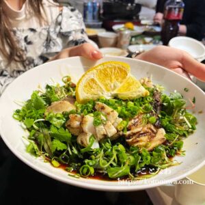 うつぼのタタキ。この日、人生ではじめてうつぼを食べました。なかなか癖のある味。