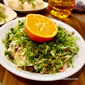 鰹のタタキにオレンジを添えて。ワイルドに握り搾り果汁を垂らして召し上がれ