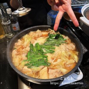 ステーキの代わりにお出しされる超重量もつ鍋。もつだけで500gくらいあったらしい。