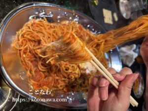生ハムたっぷりトマトソースパスタ。生ハムたっぷりペペロンチーノは写真撮り損ねた。