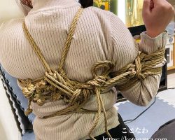 自由の余地は与えられているが… 左手は自由だけど結び目には手が届かないので自力で縄を解く事はできない